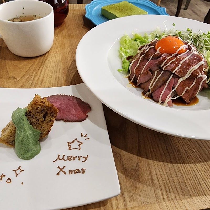 MOKORe+ 室内ドッグランとカフェ&天然芝の外ランの写真 2